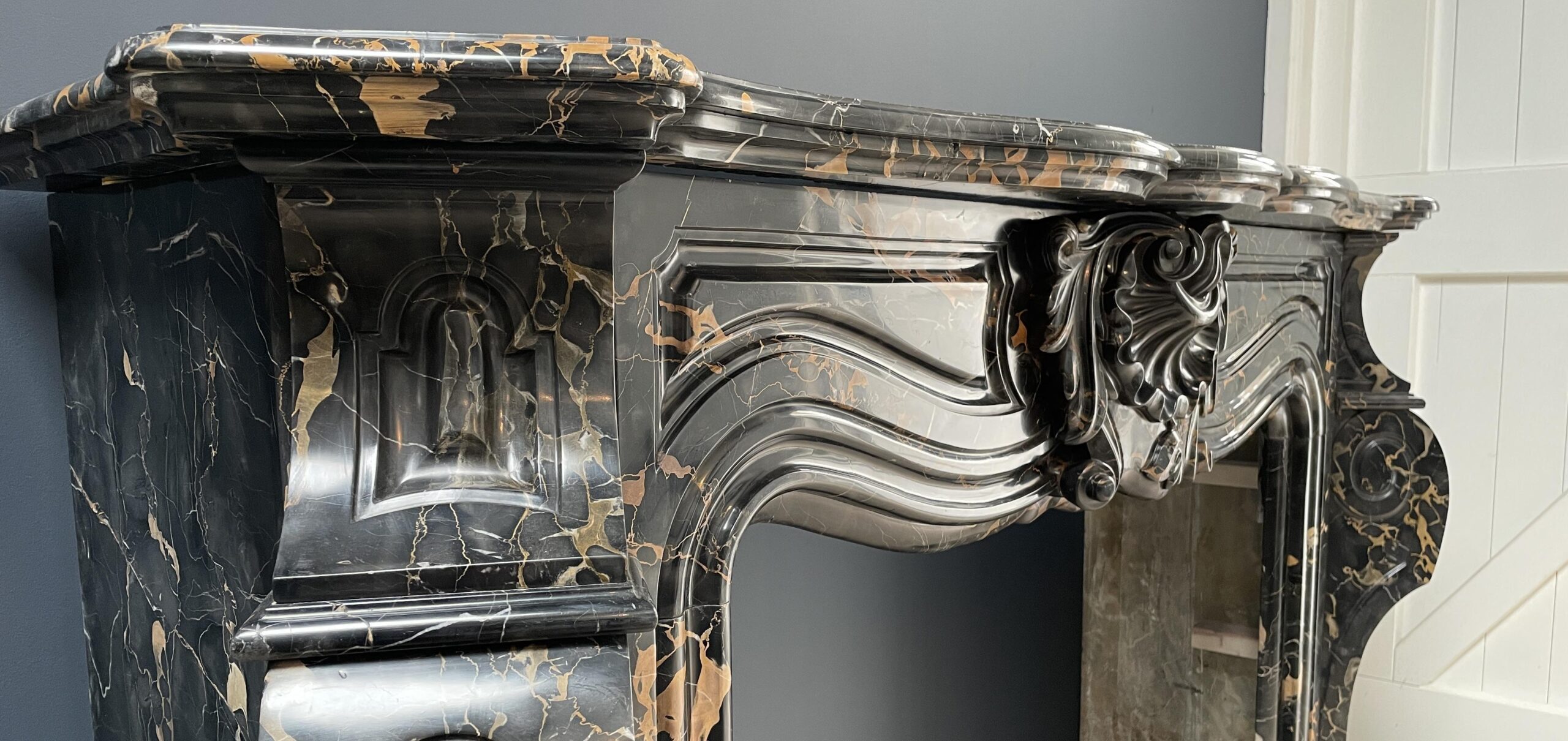Exclusive Antique Louis XVI Fireplace in Portoro Marble (circulation) - Image 2