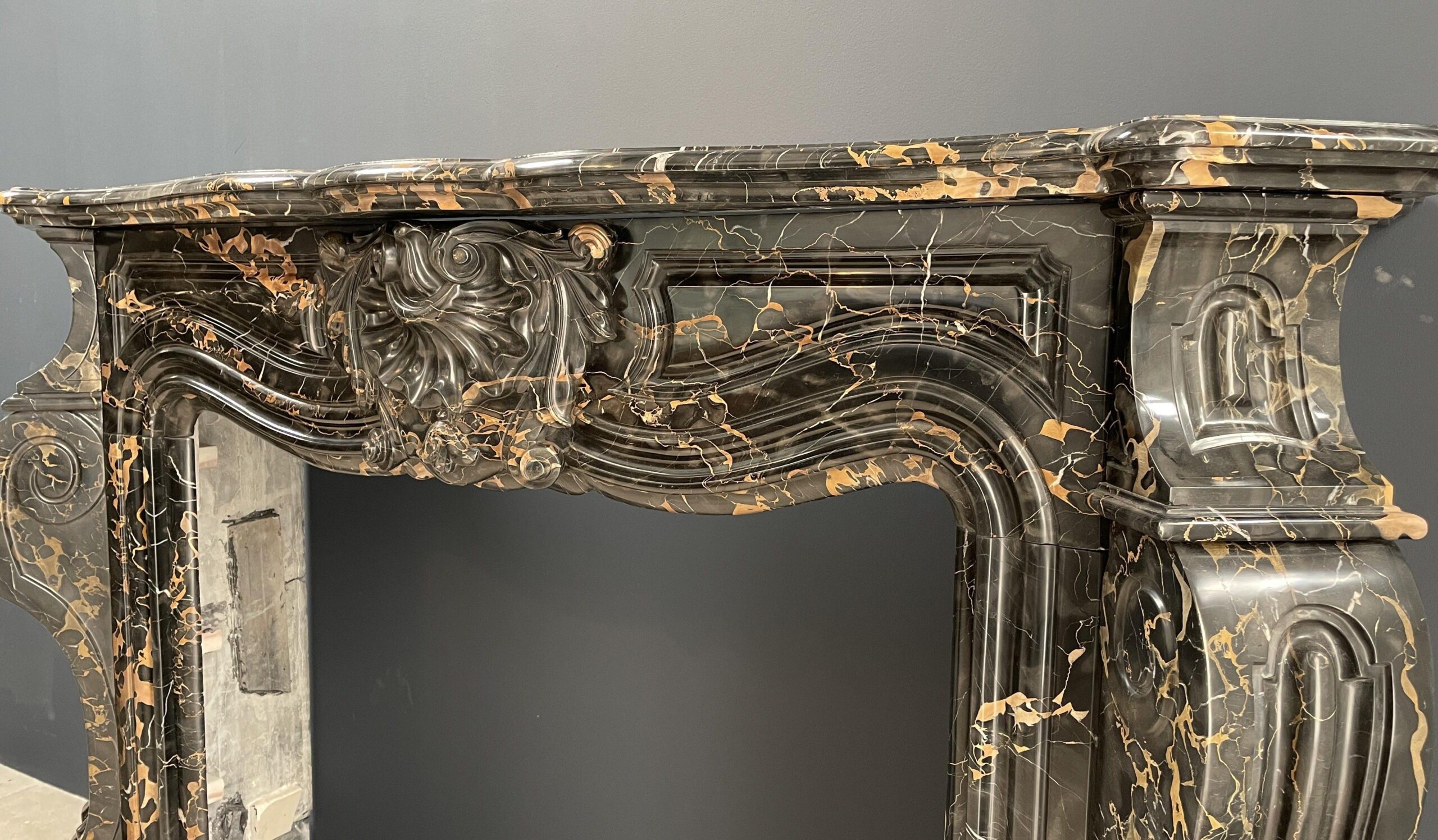Exclusive Antique Louis XVI Fireplace in Portoro Marble (circulation) - Image 4