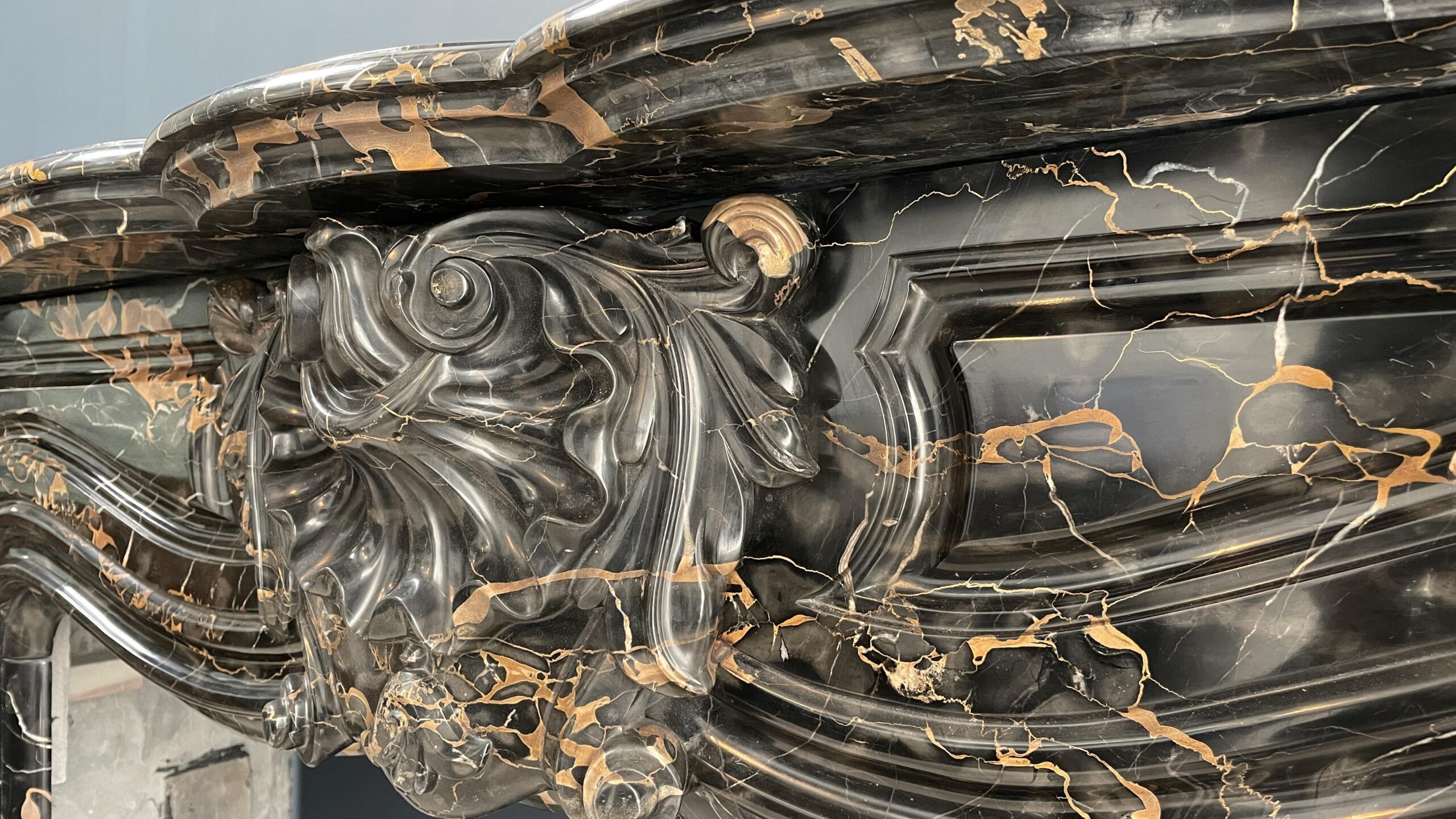 Exclusive Antique Louis XVI Fireplace in Portoro Marble (circulation) - Image 5