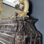 Antieke schouw rood marmer