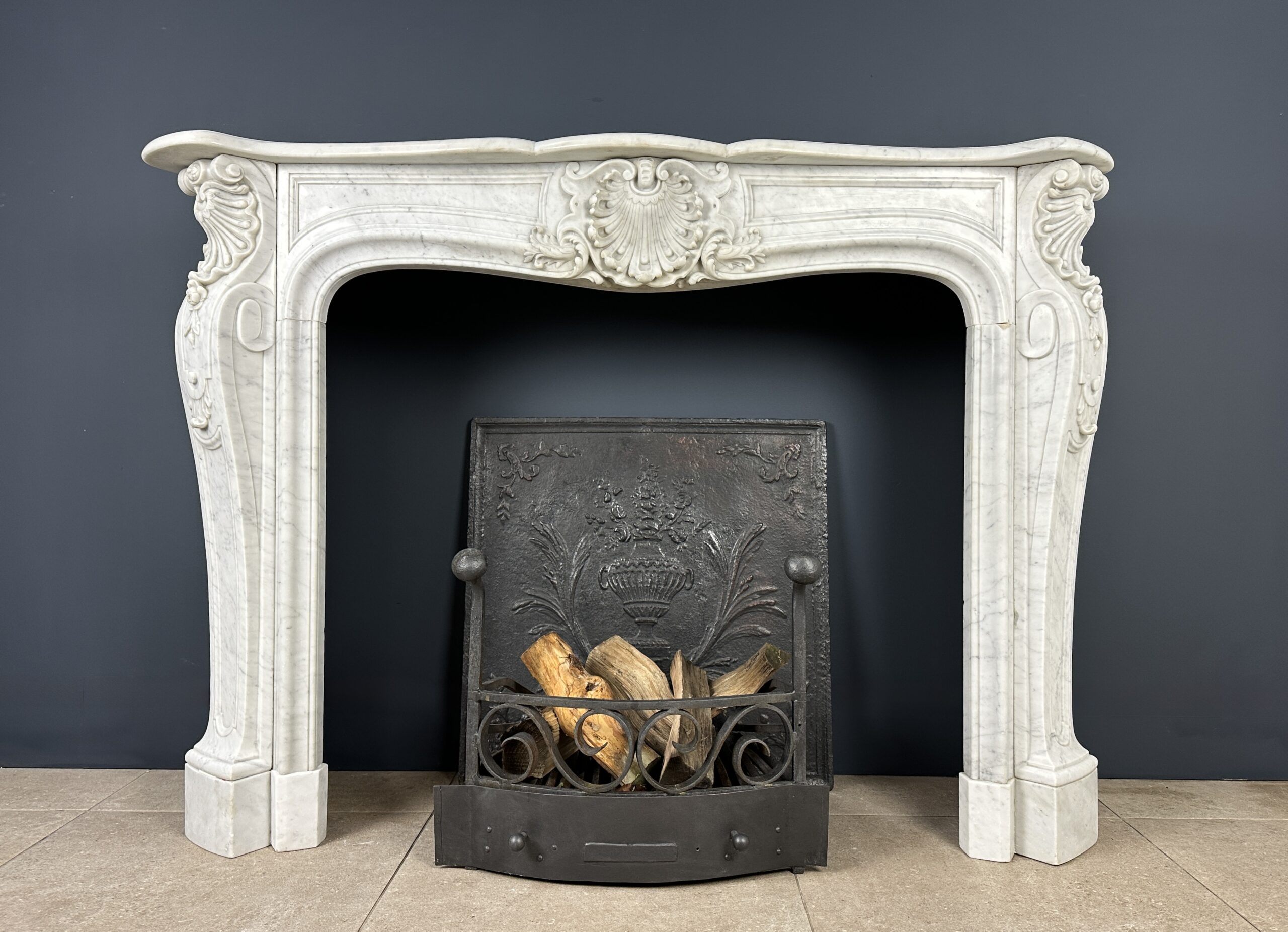 Antieke schouw wit marmer mantel oude bouwmaterialen