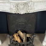 antieke schouw wit marmer mantel oude bouwmaterialen
