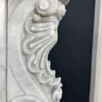 antieke schouw wit marmer mantel oude bouwmaterialen
