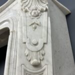antieke schouw wit marmer mantel oude bouwmaterialen