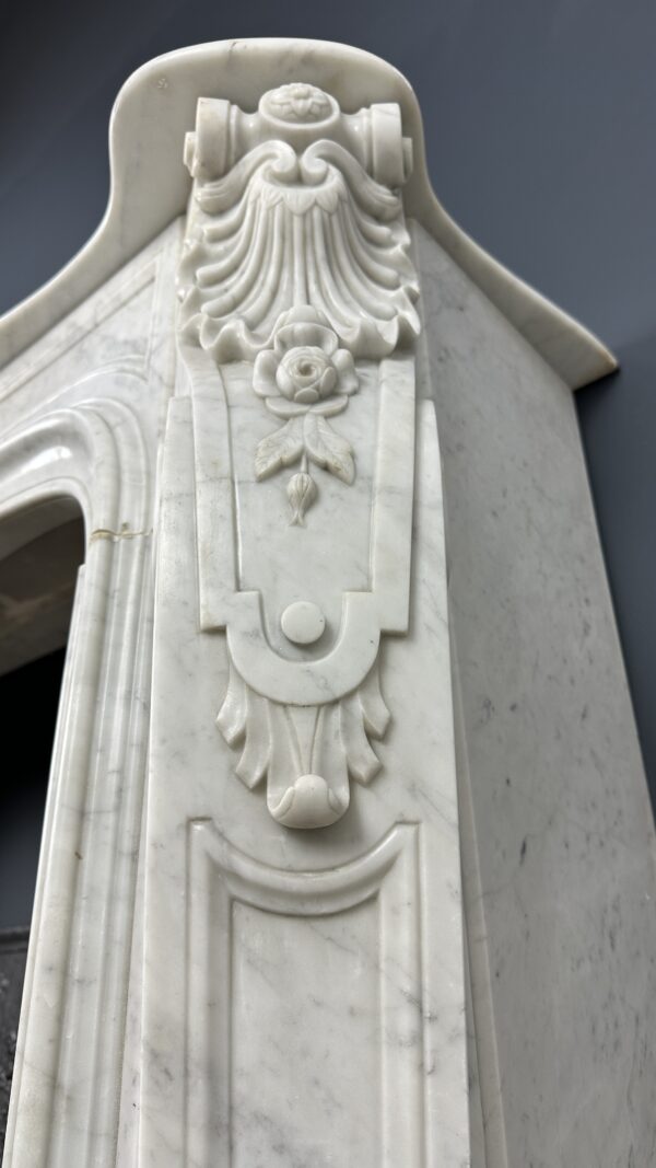 antieke schouw wit marmer mantel oude bouwmaterialen