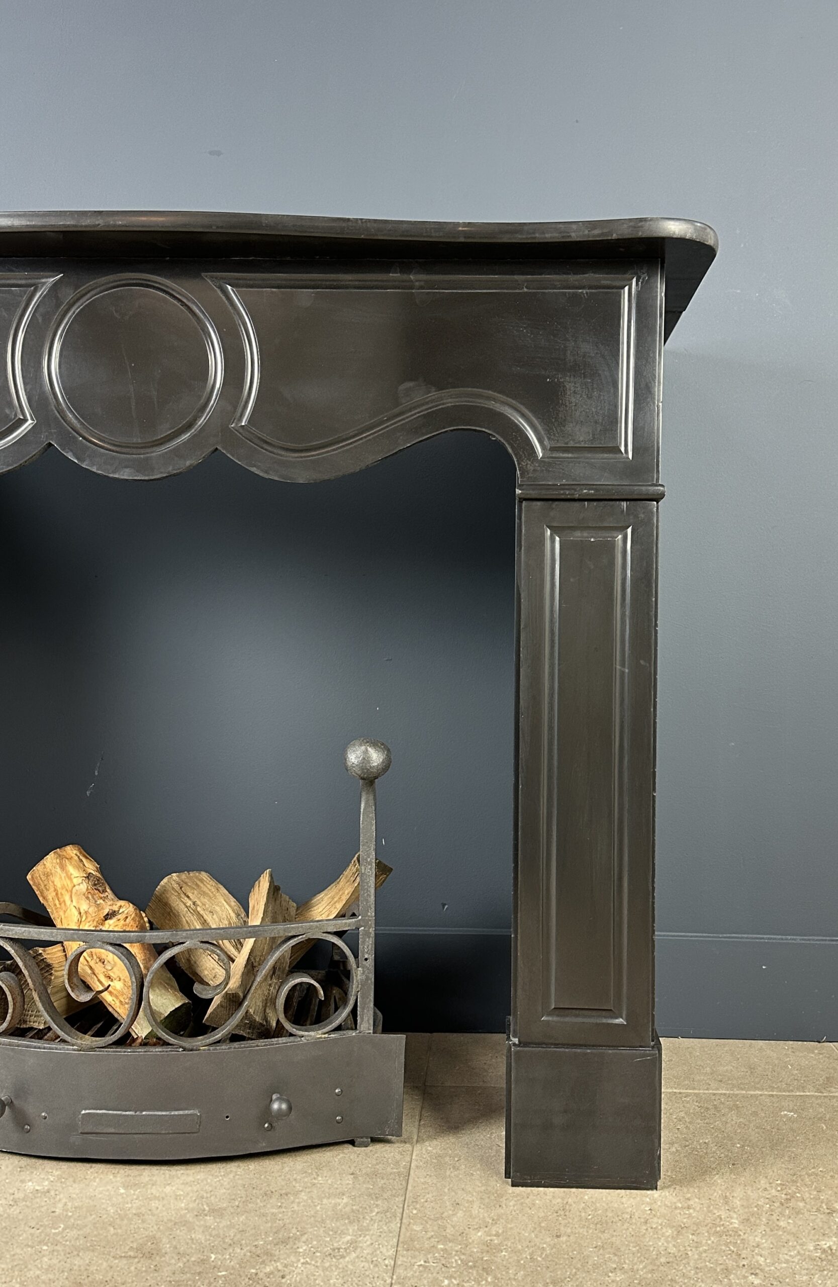 Antieke schouw zwart marmer mantel