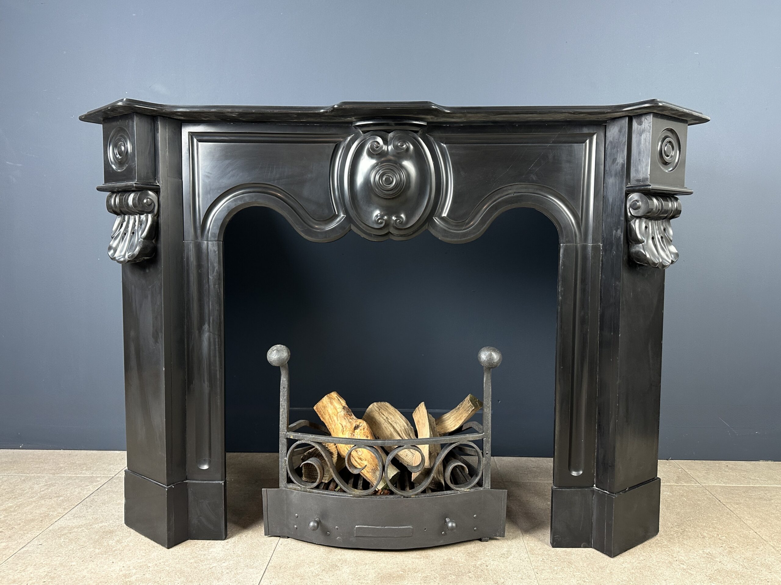 Antieke schouw zwart marmer mantel