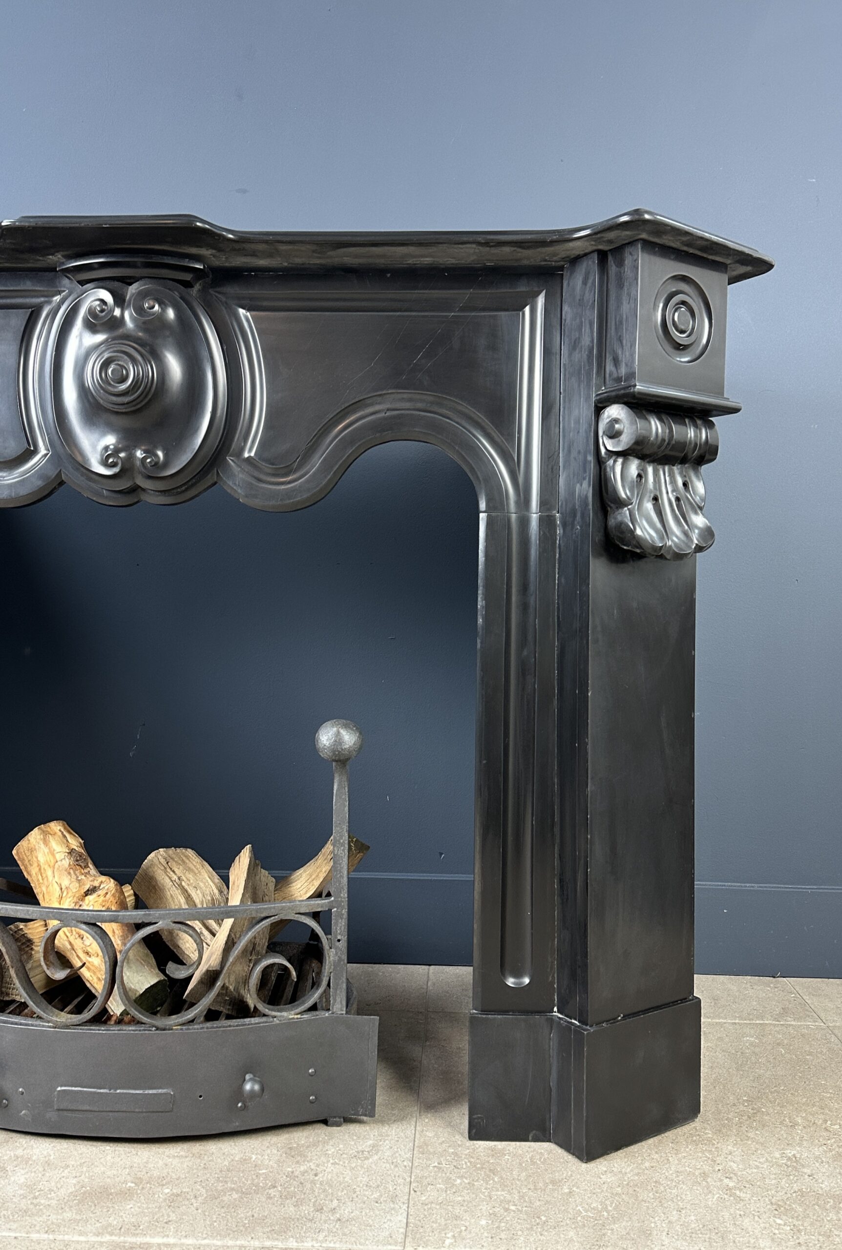 Antieke schouw zwart marmer mantel