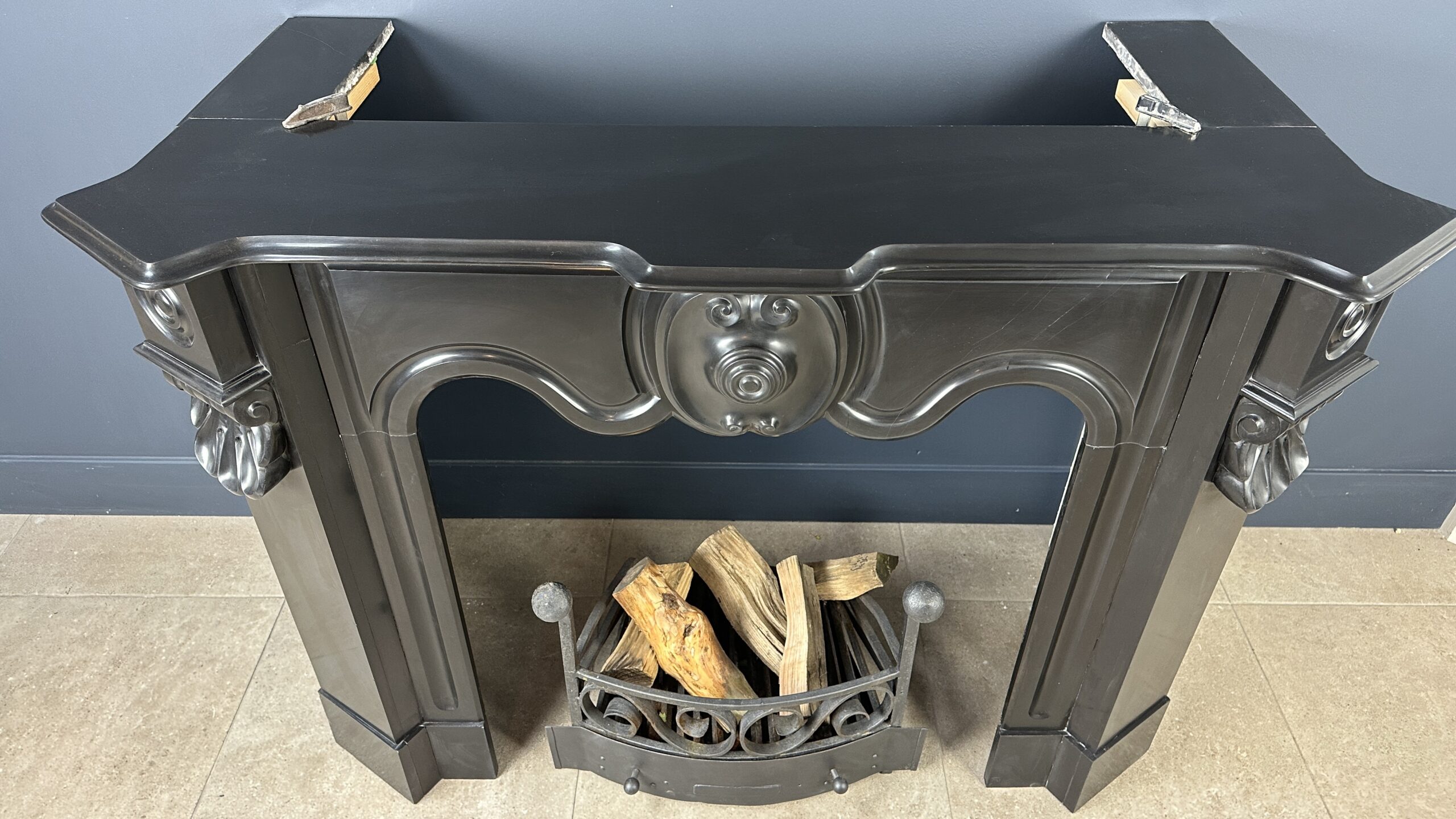 Antieke schouw zwart marmer mantel