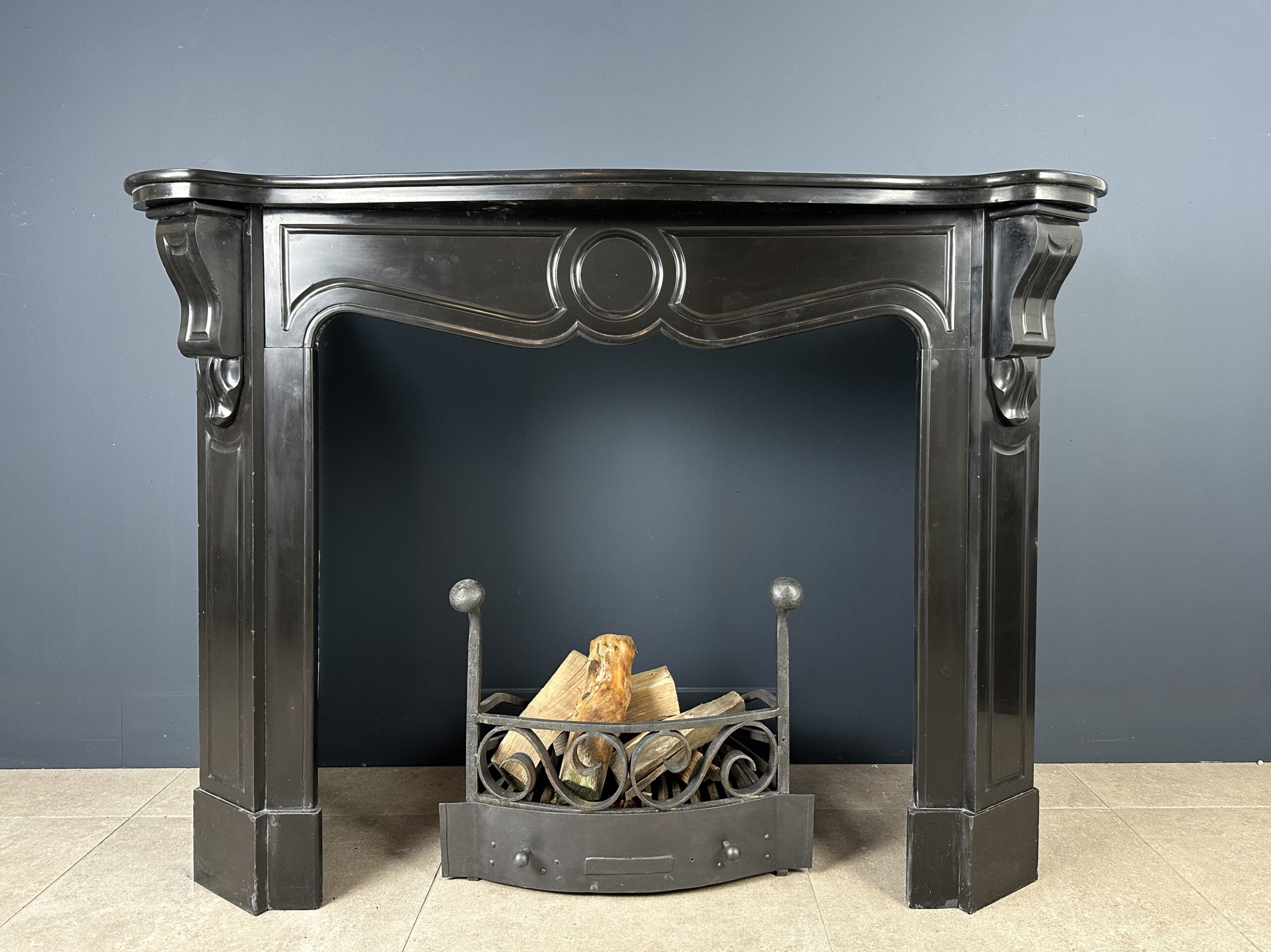 Antieke schouw zwart marmer mantel