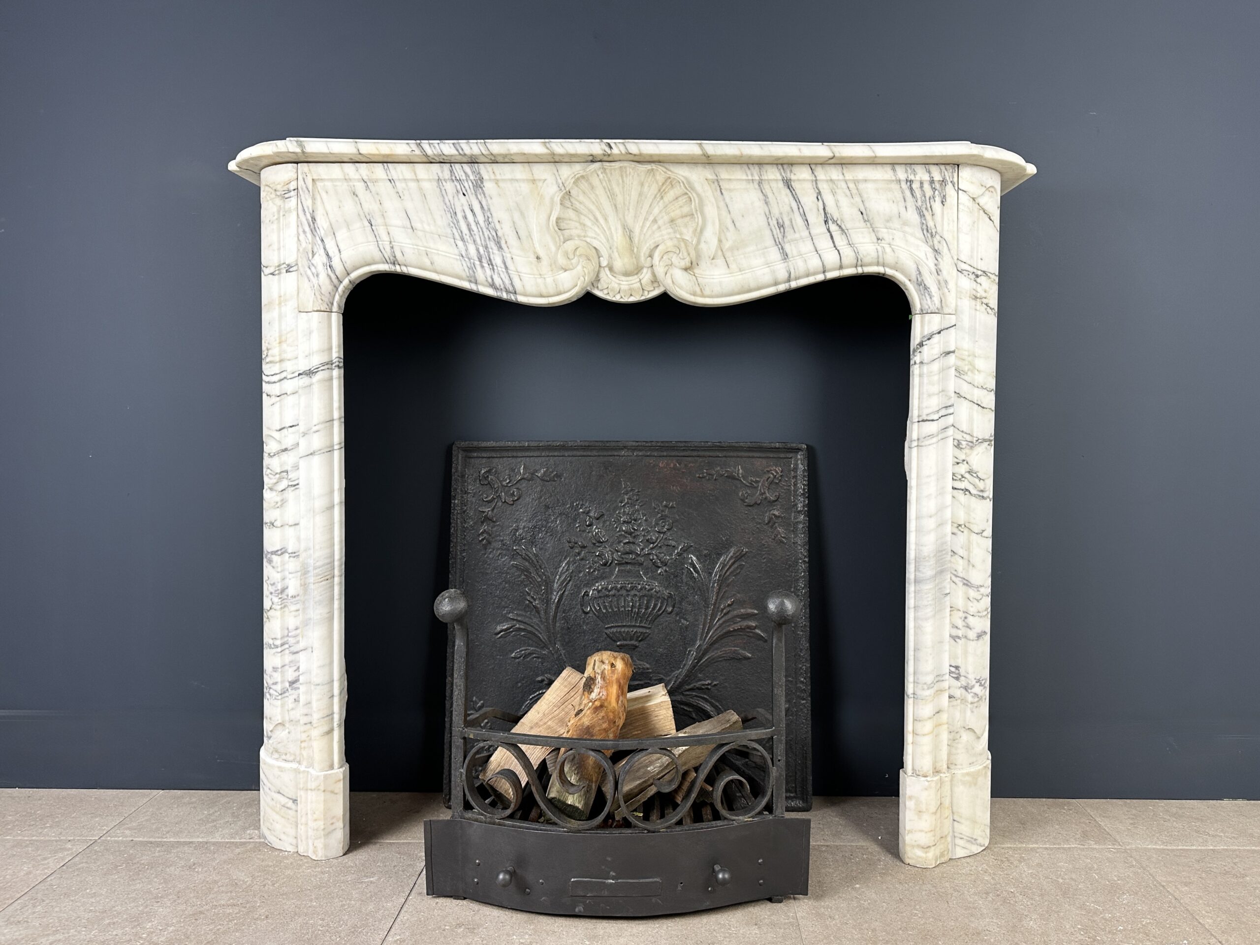 Antieke schouw wit marmer mantel oude bouwmaterialen