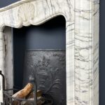 antieke schouw wit marmer mantel oude bouwmaterialen