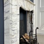 antieke schouw wit marmer mantel oude bouwmaterialen