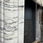 antieke schouw wit marmer mantel oude bouwmaterialen