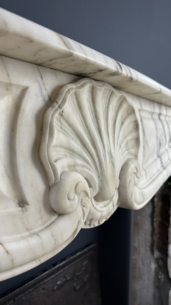 antieke schouw wit marmer mantel oude bouwmaterialen