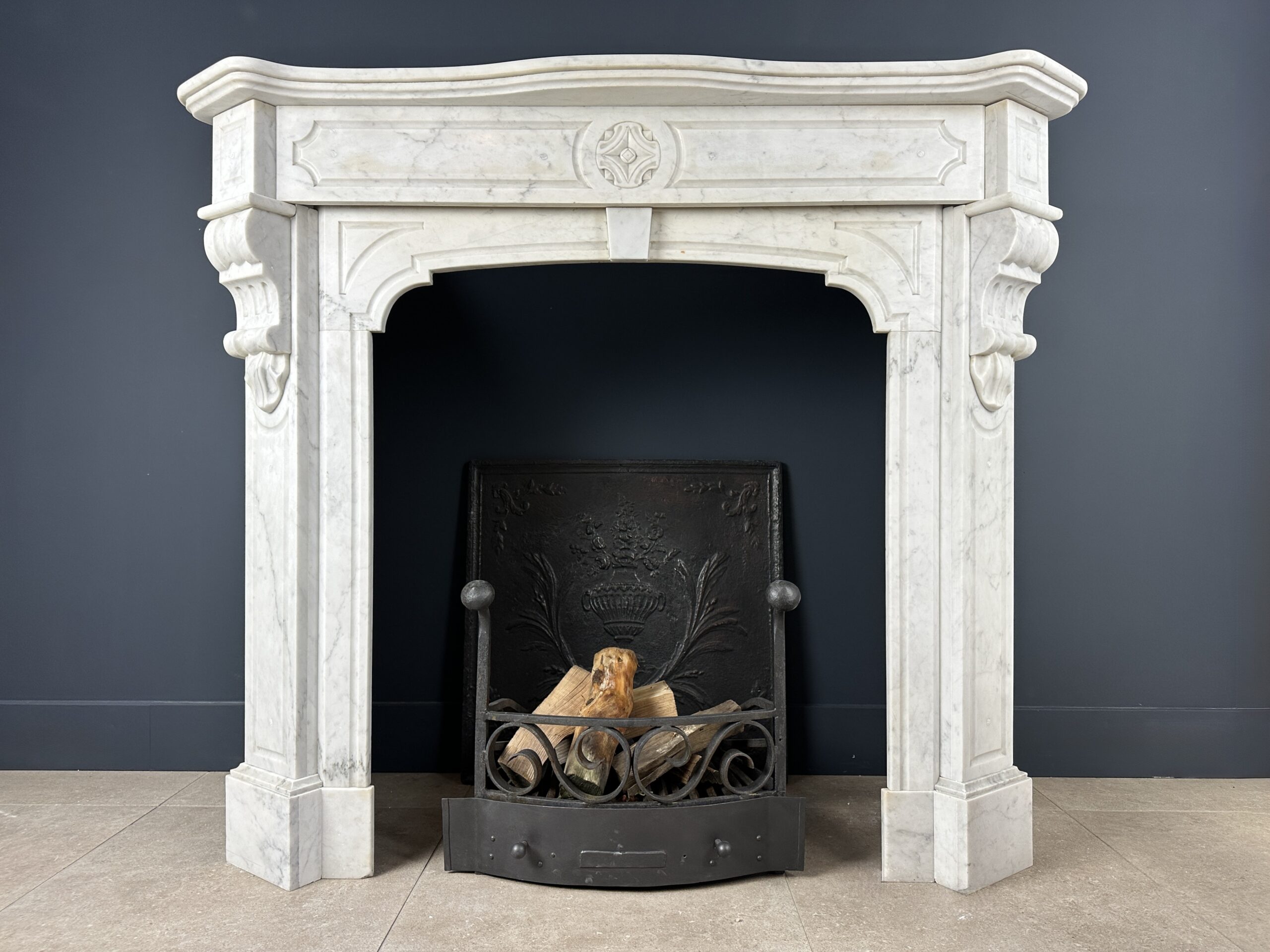 Antieke schouw wit marmer mantel oude bouwmaterialen