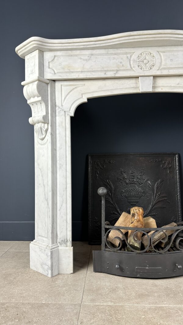 antieke schouw wit marmer mantel oude bouwmaterialen