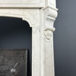 antieke schouw wit marmer mantel oude bouwmaterialen