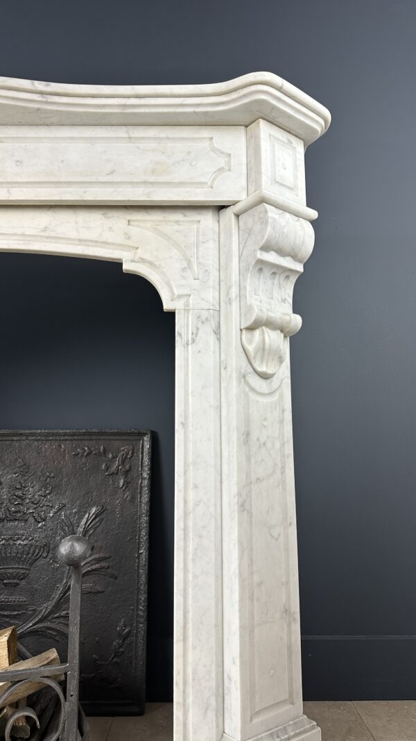 antieke schouw wit marmer mantel oude bouwmaterialen