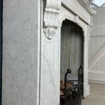 antieke schouw wit marmer mantel oude bouwmaterialen