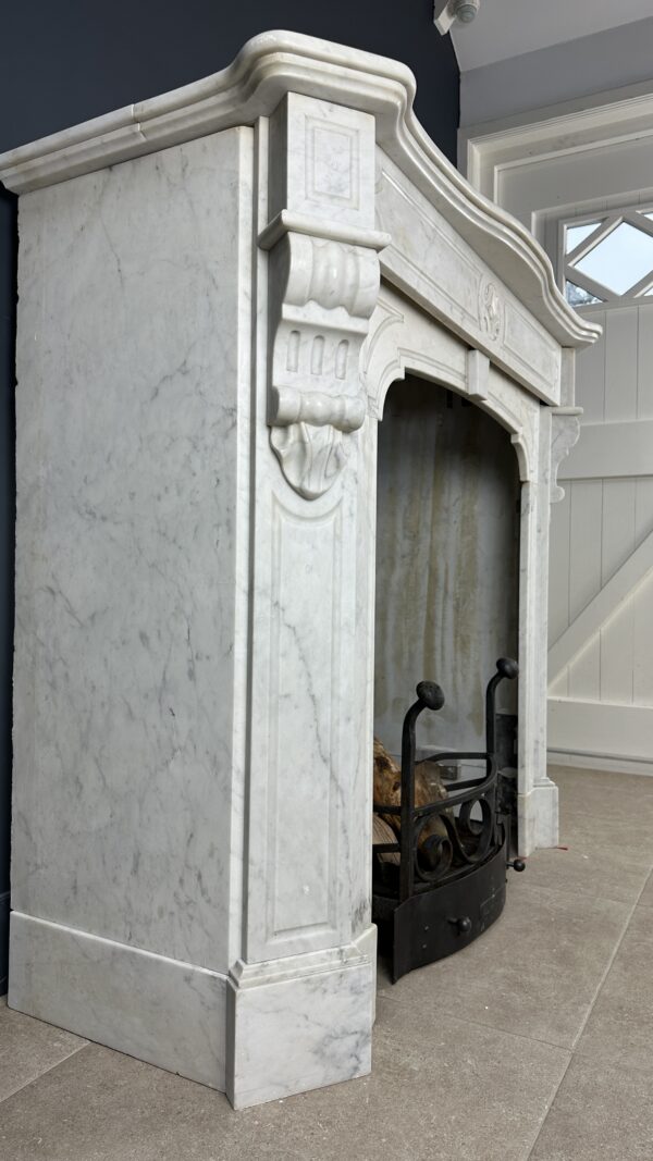 antieke schouw wit marmer mantel oude bouwmaterialen