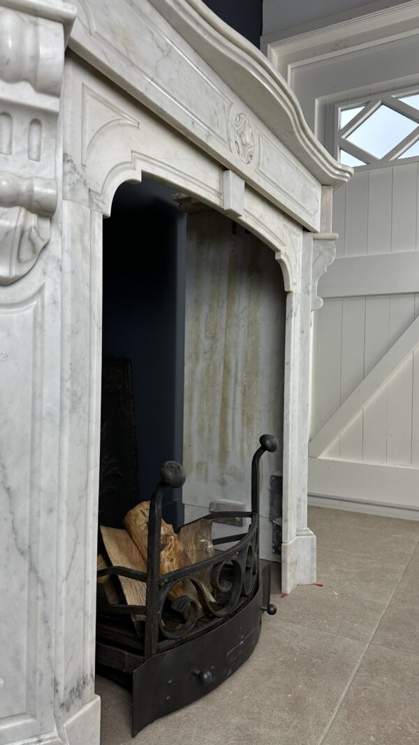 antieke schouw wit marmer mantel oude bouwmaterialen
