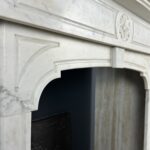 antieke schouw wit marmer mantel oude bouwmaterialen