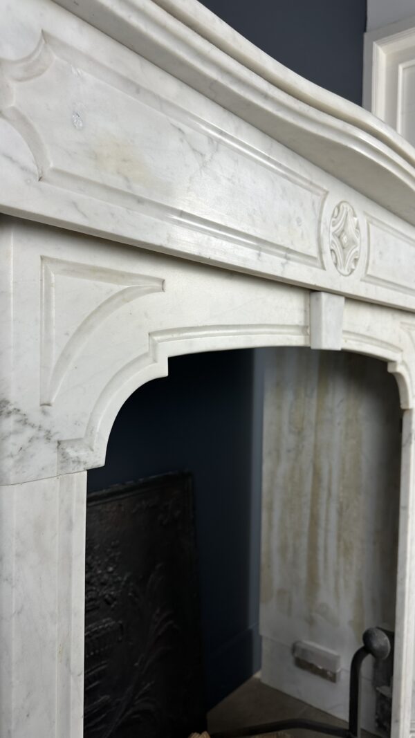 antieke schouw wit marmer mantel oude bouwmaterialen