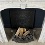 antieke schouw wit marmer mantel oude bouwmaterialen