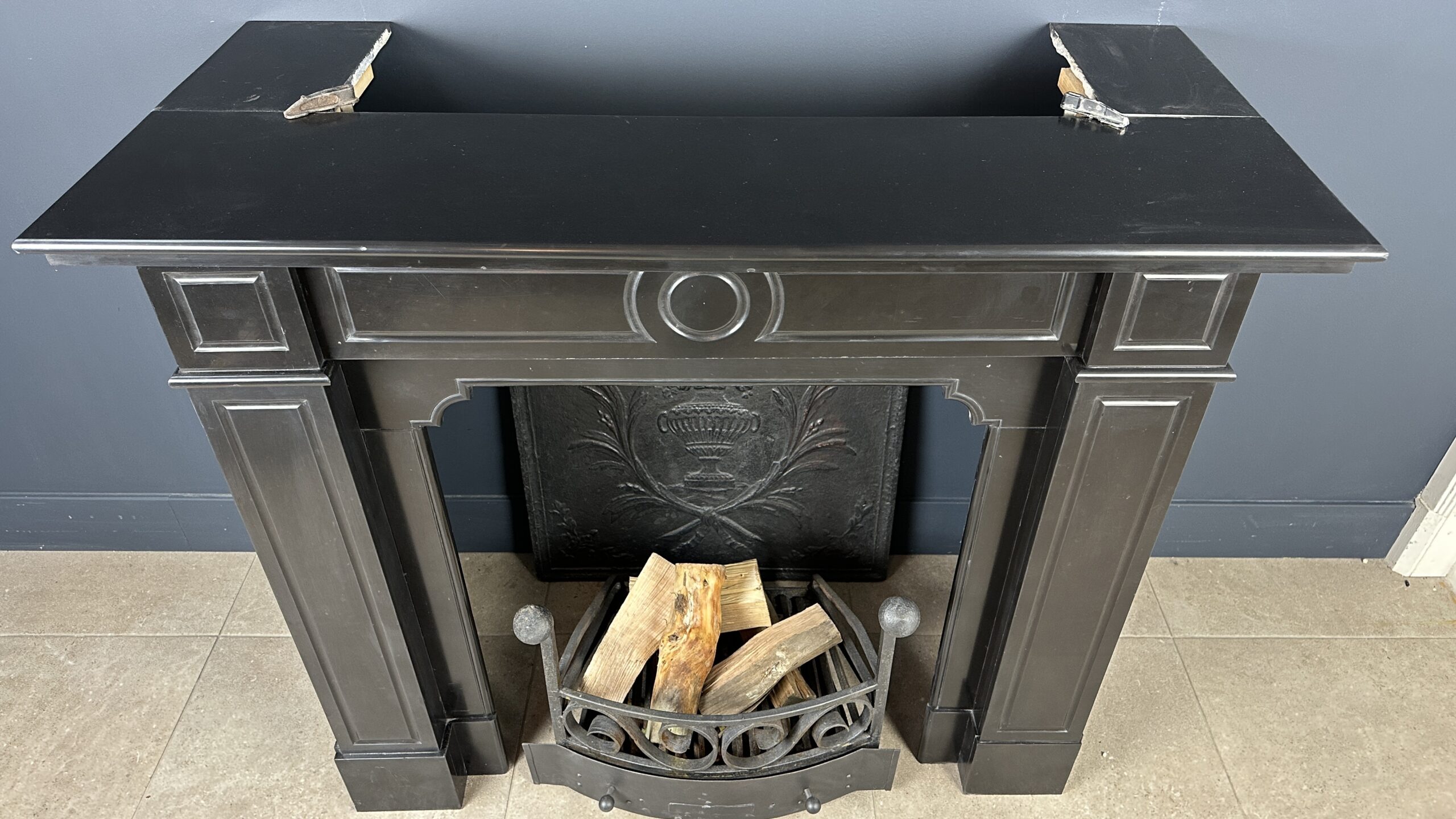 Antieke schouw zwart marmer mantel
